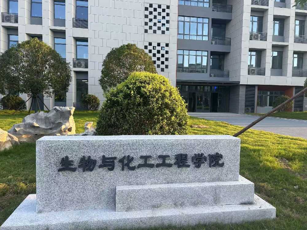 鹤岗市扬州职业大学体育场高杆灯项目